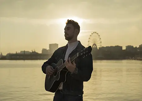 Os cantores que o mundo descobriu aqui